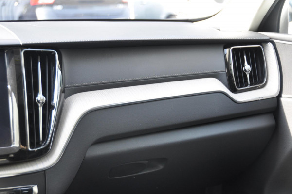 Volvo XC60 T8 390PK Automaat AWD Inscription /Navigatie / Semi-elektrisch inklapbare trekhaak / Panoramisch schuif/kantel dak / Cruise Control / Elektrische verstelbare stoelen / bestuurderstoel met geheugen functie / Apple Carplay / Android Auto /
