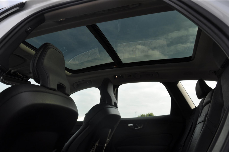 Volvo XC60 T8 390PK Automaat AWD Inscription /Navigatie / Semi-elektrisch inklapbare trekhaak / Panoramisch schuif/kantel dak / Cruise Control / Elektrische verstelbare stoelen / bestuurderstoel met geheugen functie / Apple Carplay / Android Auto /