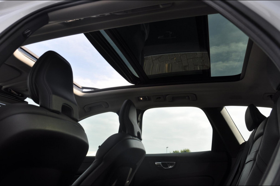 Volvo XC60 T8 390PK Automaat AWD Inscription /Navigatie / Semi-elektrisch inklapbare trekhaak / Panoramisch schuif/kantel dak / Cruise Control / Elektrische verstelbare stoelen / bestuurderstoel met geheugen functie / Apple Carplay / Android Auto /