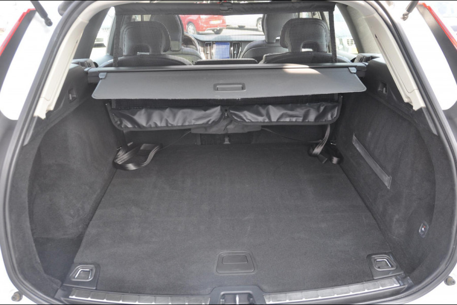 Volvo XC60 T8 390PK Automaat AWD Inscription /Navigatie / Semi-elektrisch inklapbare trekhaak / Panoramisch schuif/kantel dak / Cruise Control / Elektrische verstelbare stoelen / bestuurderstoel met geheugen functie / Apple Carplay / Android Auto /