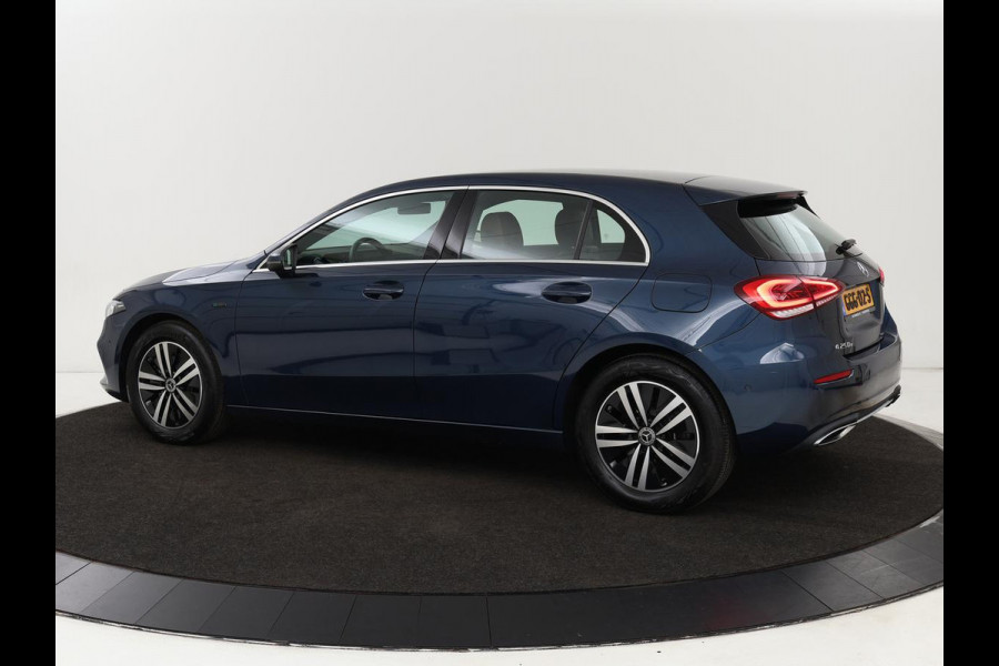 Mercedes-Benz A-Klasse 250e | Sfeerverlichting | Achteruitrijcamera | Cruise Control | Navigatie | Stoelverwarming | LMV | LED | DAB