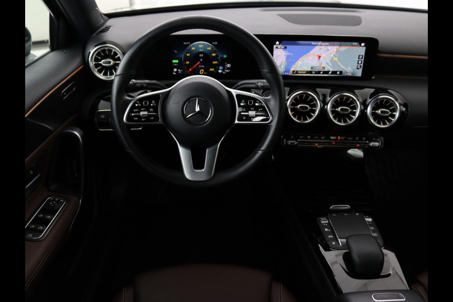 Mercedes-Benz A-Klasse 250e | Sfeerverlichting | Achteruitrijcamera | Cruise Control | Navigatie | Stoelverwarming | LMV | LED | DAB