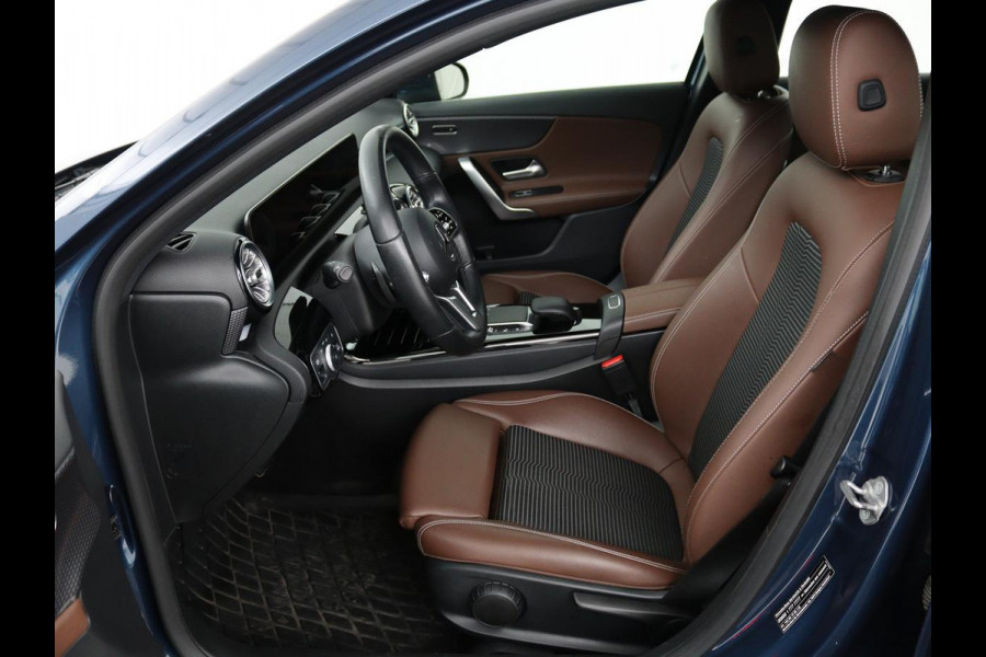 Mercedes-Benz A-Klasse 250e | Sfeerverlichting | Achteruitrijcamera | Cruise Control | Navigatie | Stoelverwarming | LMV | LED | DAB