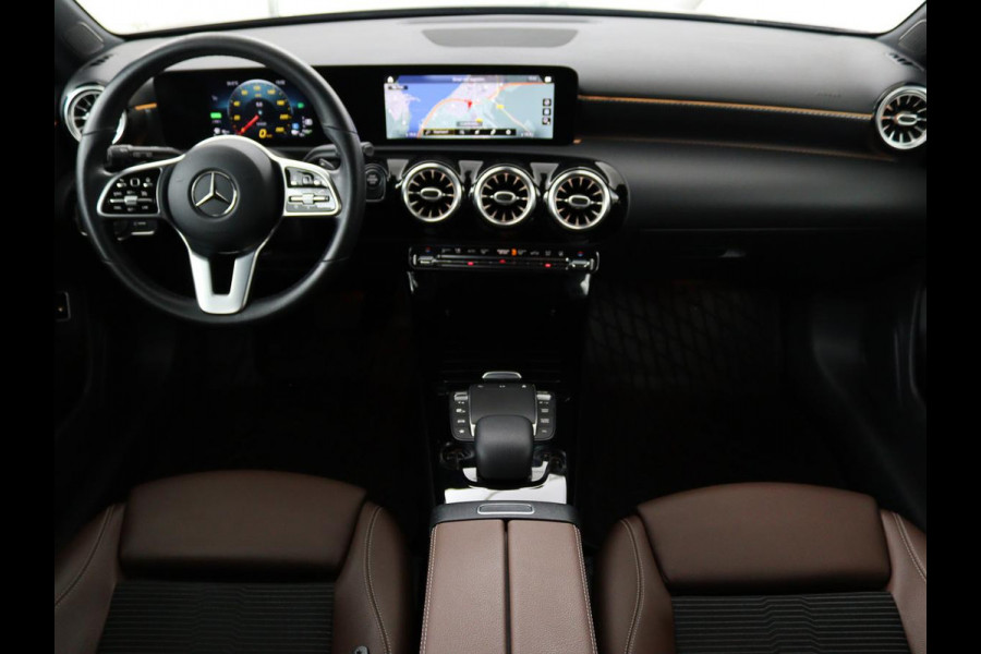 Mercedes-Benz A-Klasse 250e | Sfeerverlichting | Achteruitrijcamera | Cruise Control | Navigatie | Stoelverwarming | LMV | LED | DAB