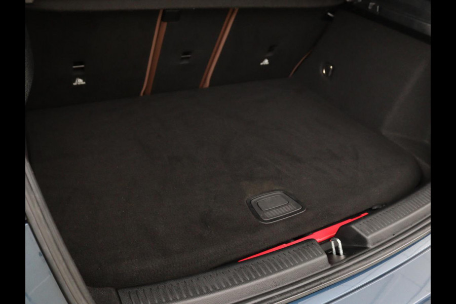 Mercedes-Benz A-Klasse 250e | Sfeerverlichting | Achteruitrijcamera | Cruise Control | Navigatie | Stoelverwarming | LMV | LED | DAB