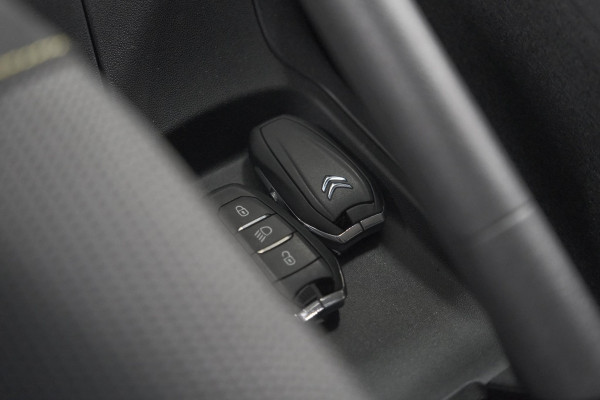 Citroën C3 PureTech 110 EAT6 Shine | Camera | Dodehoekdetecttie | Navigatie | Apple Carplay
