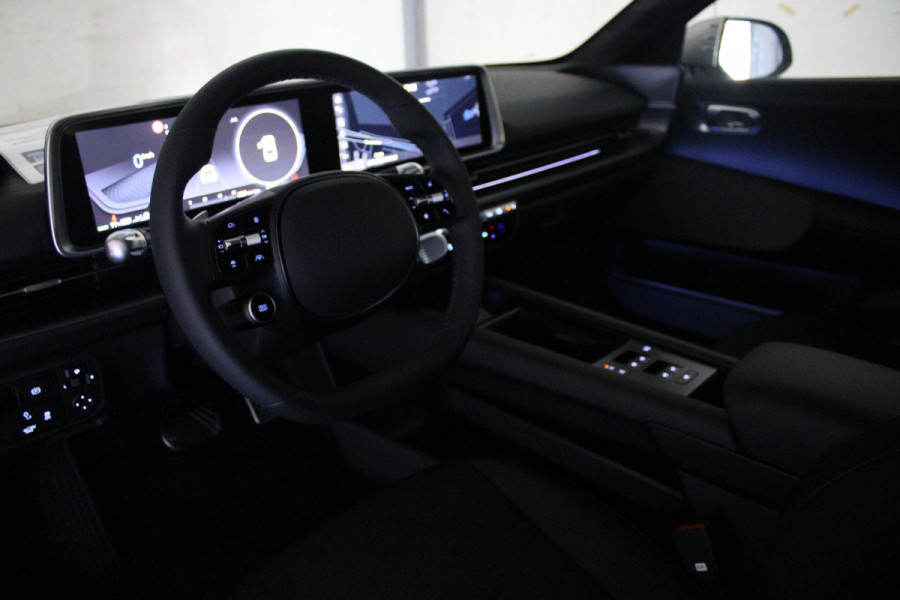 Hyundai IONIQ 6 CONNECT 77 kWh WARMTEPOMP | VOORVERWARMING | NAVIGATIE | STOELVERWARMING | STUURVERWARMING | HEAD-UP DISPLAY | DODEHOEK DETECTIE | ELEKTRISCHE VOOSRSTOELEN | ACHTERBANK VERWARMING | ELEKTRSICH BEDIENBARE ACHTERKLEP | DRAADLOOS TELEFOONLADEN | VEHICLE TO LOAD | ACHTERUITRIJCAMERA | KEYLESS ENTRY |
