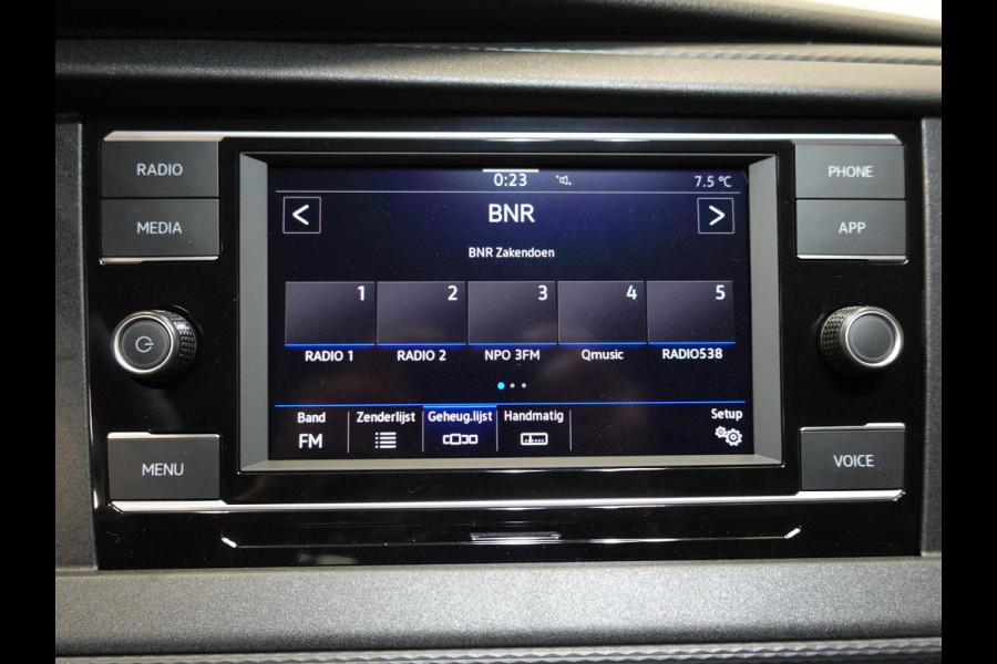 Volkswagen Transporter 2.0 TDI L2H1 28 Highline Automaat Trekhaak Navigatie Apple Carplay Lm velgen Cruisecontrol ACC