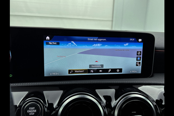 Mercedes-Benz A-Klasse 160 Business Solution AMG 5 spaaks lichtmetalen velgen | Navigatie | Parking support | Inclusief 24 maanden Mercedes-Benz Certified garantie voor Europa. / Auto Show Tilburg