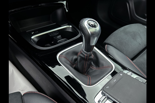Mercedes-Benz A-Klasse 160 Business Solution AMG 5 spaaks lichtmetalen velgen | Navigatie | Parking support | Inclusief 24 maanden Mercedes-Benz Certified garantie voor Europa. / Auto Show Tilburg