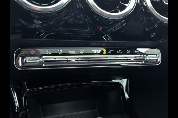 Mercedes-Benz A-Klasse 160 Business Solution AMG 5 spaaks lichtmetalen velgen | Navigatie | Parking support | Inclusief 24 maanden Mercedes-Benz Certified garantie voor Europa. / Auto Show Tilburg
