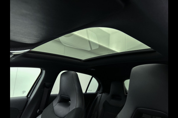 Mercedes-Benz A-Klasse 160 Business Solution AMG 5 spaaks lichtmetalen velgen | Navigatie | Parking support | Inclusief 24 maanden Mercedes-Benz Certified garantie voor Europa. / Auto Show Tilburg