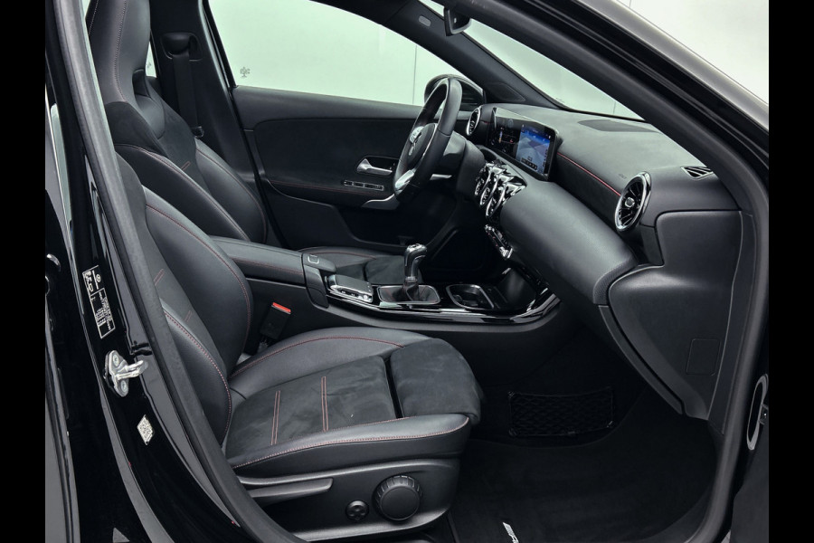 Mercedes-Benz A-Klasse 160 Business Solution AMG 5 spaaks lichtmetalen velgen | Navigatie | Parking support | Inclusief 24 maanden Mercedes-Benz Certified garantie voor Europa. / Auto Show Tilburg