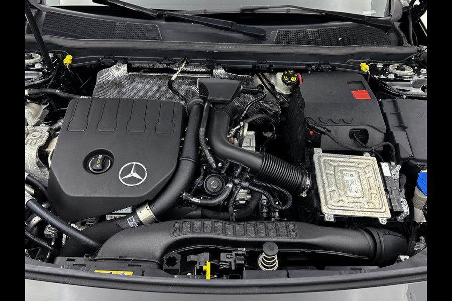 Mercedes-Benz A-Klasse 160 Business Solution AMG 5 spaaks lichtmetalen velgen | Navigatie | Parking support | Inclusief 24 maanden Mercedes-Benz Certified garantie voor Europa. / Auto Show Tilburg