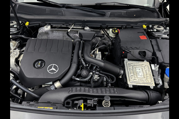 Mercedes-Benz A-Klasse 160 Business Solution AMG 5 spaaks lichtmetalen velgen | Navigatie | Parking support | Inclusief 24 maanden Mercedes-Benz Certified garantie voor Europa. / Auto Show Tilburg