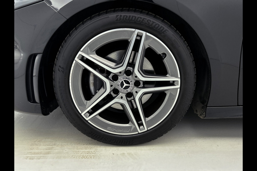 Mercedes-Benz A-Klasse 160 Business Solution AMG 5 spaaks lichtmetalen velgen | Navigatie | Parking support | Inclusief 24 maanden Mercedes-Benz Certified garantie voor Europa. / Auto Show Tilburg