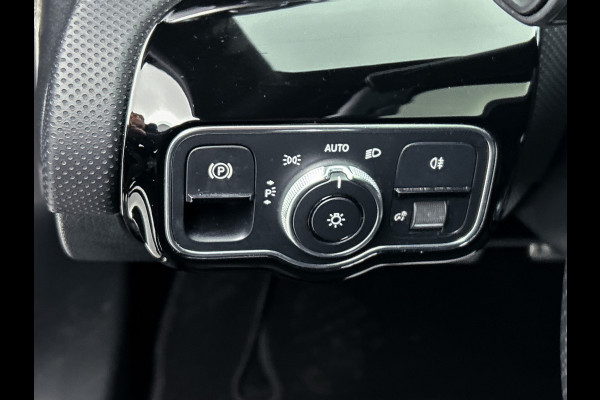 Mercedes-Benz A-Klasse 160 Business Solution AMG 5 spaaks lichtmetalen velgen | Navigatie | Parking support | Inclusief 24 maanden Mercedes-Benz Certified garantie voor Europa. / Auto Show Tilburg