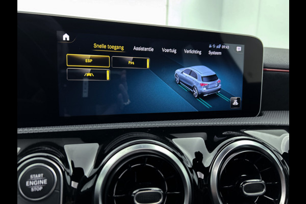 Mercedes-Benz A-Klasse 160 Business Solution AMG 5 spaaks lichtmetalen velgen | Navigatie | Parking support | Inclusief 24 maanden Mercedes-Benz Certified garantie voor Europa. / Auto Show Tilburg