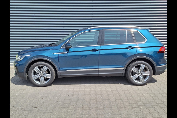 Volkswagen Tiguan 1.5 TSI R-Line 150 pk DSG | Carplay | Adaptief Cruise | Stuur/Stoelverwarming | IQ Light | Camera | Spraakbediening |