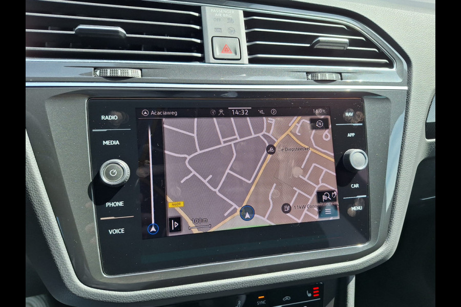 Volkswagen Tiguan 1.5 TSI R-Line 150 pk DSG | Carplay | Adaptief Cruise | Stuur/Stoelverwarming | IQ Light | Camera | Spraakbediening |