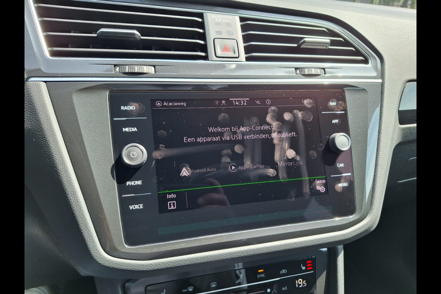 Volkswagen Tiguan 1.5 TSI R-Line 150 pk DSG | Carplay | Adaptief Cruise | Stuur/Stoelverwarming | IQ Light | Camera | Spraakbediening |