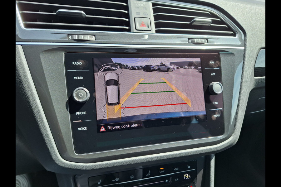 Volkswagen Tiguan 1.5 TSI R-Line 150 pk DSG | Carplay | Adaptief Cruise | Stuur/Stoelverwarming | IQ Light | Camera | Spraakbediening |