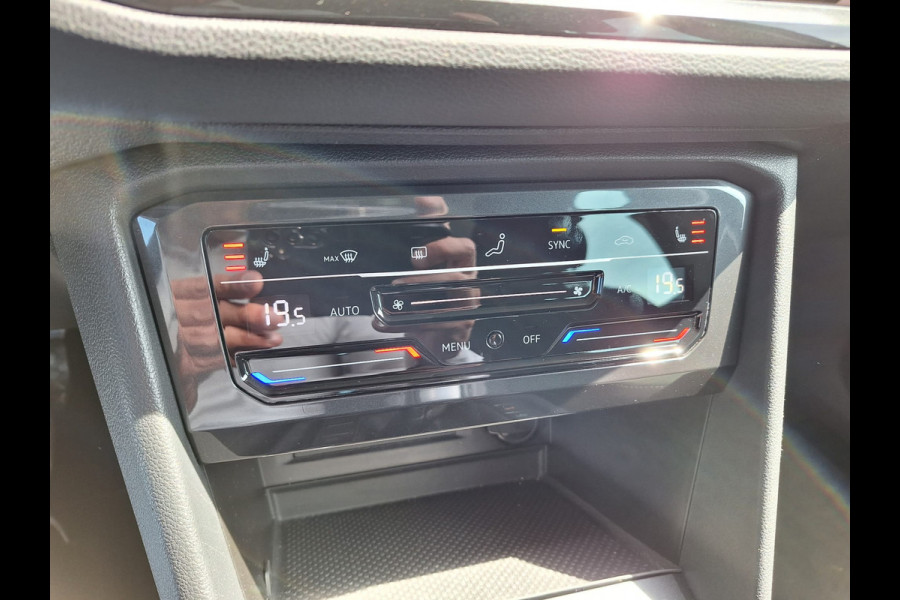 Volkswagen Tiguan 1.5 TSI R-Line 150 pk DSG | Carplay | Adaptief Cruise | Stuur/Stoelverwarming | IQ Light | Camera | Spraakbediening |