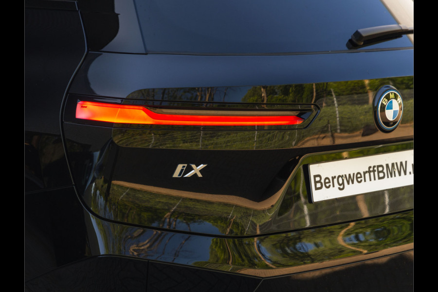 BMW iX xDrive50 - Pano - Driving Ass Prof - Stoelventilatie - Laserlight
