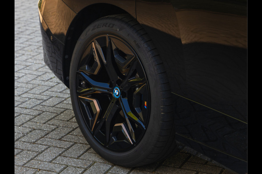 BMW iX xDrive50 - Pano - Driving Ass Prof - Stoelventilatie - Laserlight