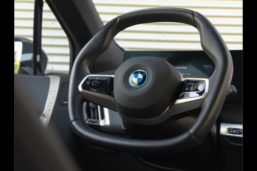 BMW iX xDrive50 - Pano - Driving Ass Prof - Stoelventilatie - Laserlight