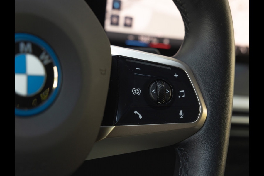 BMW iX xDrive50 - Pano - Driving Ass Prof - Stoelventilatie - Laserlight