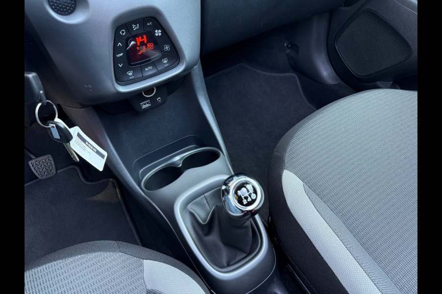 Toyota Aygo 1.0 VVT-i x-joy cabrio - Navi - Climate - Org.NL