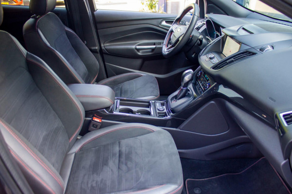 Ford Kuga 1.5 EcoBoost ST Line|Prijs rijklaar incl 12 mnd garantie| Pano Navi Elek trekhaak Carplay Stuur en stoelverwarming PDC