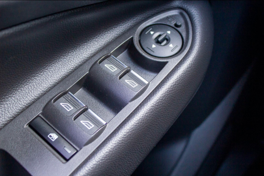 Ford Kuga 1.5 EcoBoost ST Line|Prijs rijklaar incl 12 mnd garantie| Pano Navi Elek trekhaak Carplay Stuur en stoelverwarming PDC