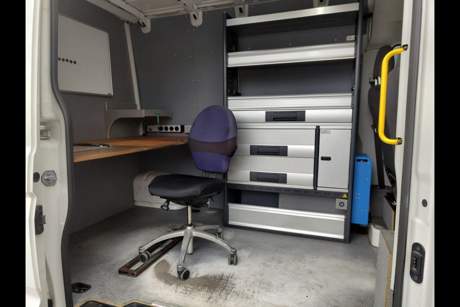 Volkswagen Crafter 30 2.0TDI L3H2 Airco Camera Navi Ingebouwd kantoor Bluetooth EURO6 Betonplex vloer Wandbekleding Schuifdeur Buro 2.500kg trekvermogen keurige bus!