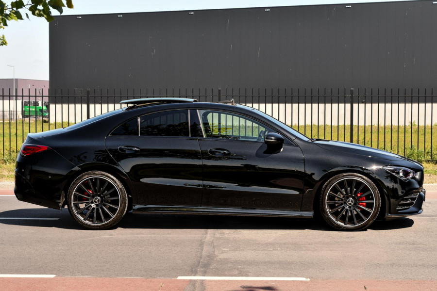 Mercedes-Benz CLA-Klasse 180 AMG Night ed. Pano, Camera, Sfeer, CarPlay, 19''!
