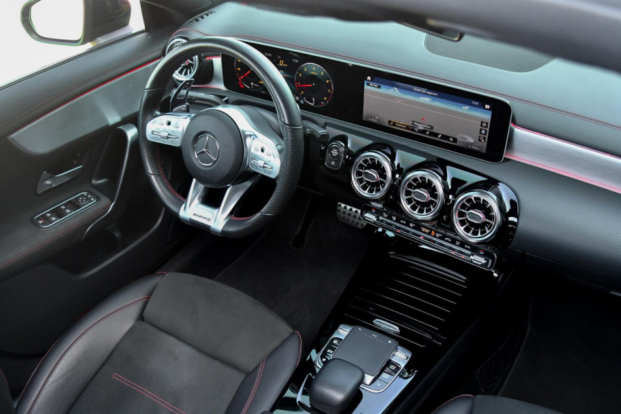 Mercedes-Benz CLA-Klasse 180 AMG Night ed. Pano, Camera, Sfeer, CarPlay, 19''!