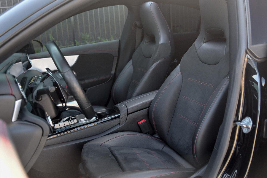 Mercedes-Benz CLA-Klasse 180 AMG Night ed. Pano, Camera, Sfeer, CarPlay, 19''!