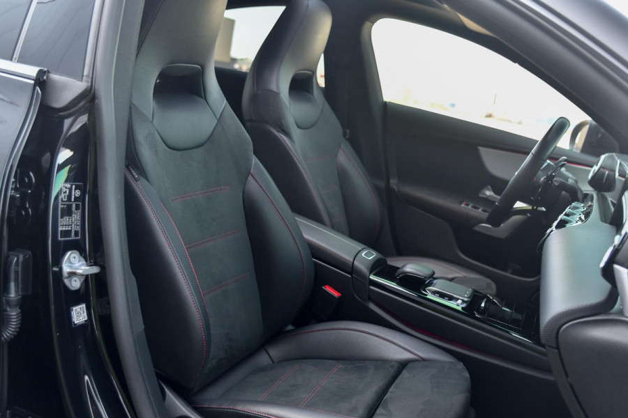 Mercedes-Benz CLA-Klasse 180 AMG Night ed. Pano, Camera, Sfeer, CarPlay, 19''!