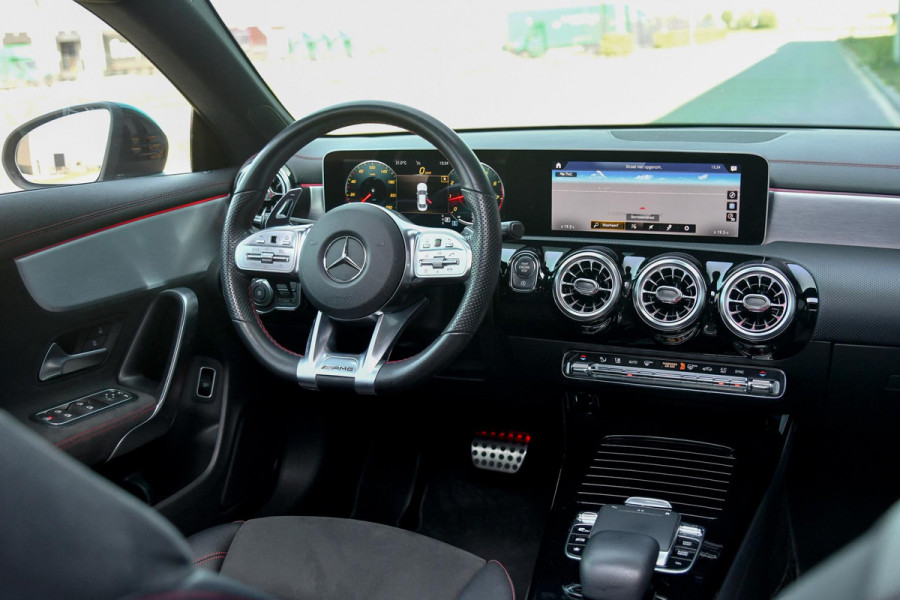 Mercedes-Benz CLA-Klasse 180 AMG Night ed. Pano, Camera, Sfeer, CarPlay, 19''!
