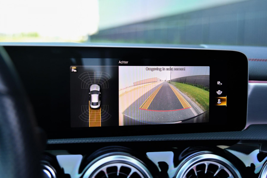 Mercedes-Benz CLA-Klasse 180 AMG Night ed. Pano, Camera, Sfeer, CarPlay, 19''!