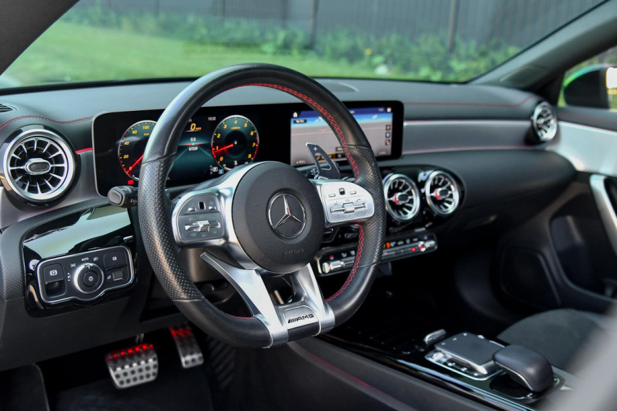 Mercedes-Benz CLA-Klasse 180 AMG Night ed. Pano, Camera, Sfeer, CarPlay, 19''!