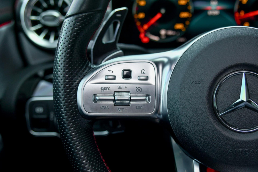 Mercedes-Benz CLA-Klasse 180 AMG Night ed. Pano, Camera, Sfeer, CarPlay, 19''!
