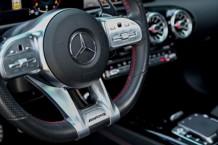 Mercedes-Benz CLA-Klasse 180 AMG Night ed. Pano, Camera, Sfeer, CarPlay, 19''!