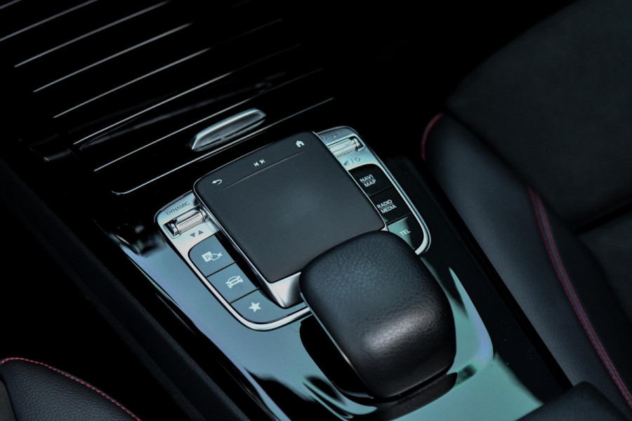 Mercedes-Benz CLA-Klasse 180 AMG Night ed. Pano, Camera, Sfeer, CarPlay, 19''!