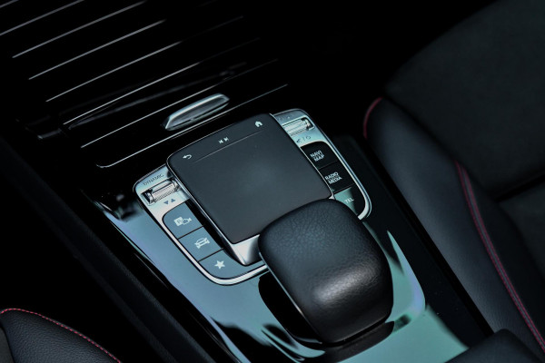 Mercedes-Benz CLA-Klasse 180 AMG Night ed. Pano, Camera, Sfeer, CarPlay, 19''!