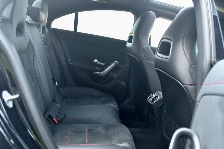 Mercedes-Benz CLA-Klasse 180 AMG Night ed. Pano, Camera, Sfeer, CarPlay, 19''!