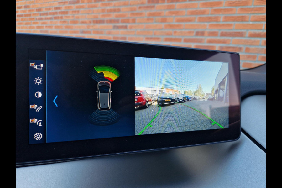 BMW i3 Business Edition 120Ah 42 kWh | Camera | Navi | Licht- en Regensensor | Cruise | Stoelverwarming | DAB |