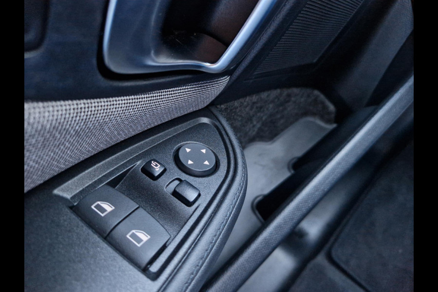 BMW i3 Business Edition 120Ah 42 kWh | Camera | Navi | Licht- en Regensensor | Cruise | Stoelverwarming | DAB |