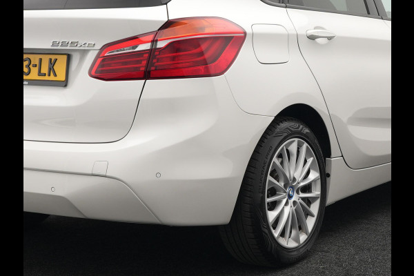 BMW 2 Serie Active Tourer 225xe iPerformance Plug In Hybrid 225pk PHEV | Navi | Stoelverwarming | 17"L.M | El. Achterklep | Cruise Control | PDC V + A |